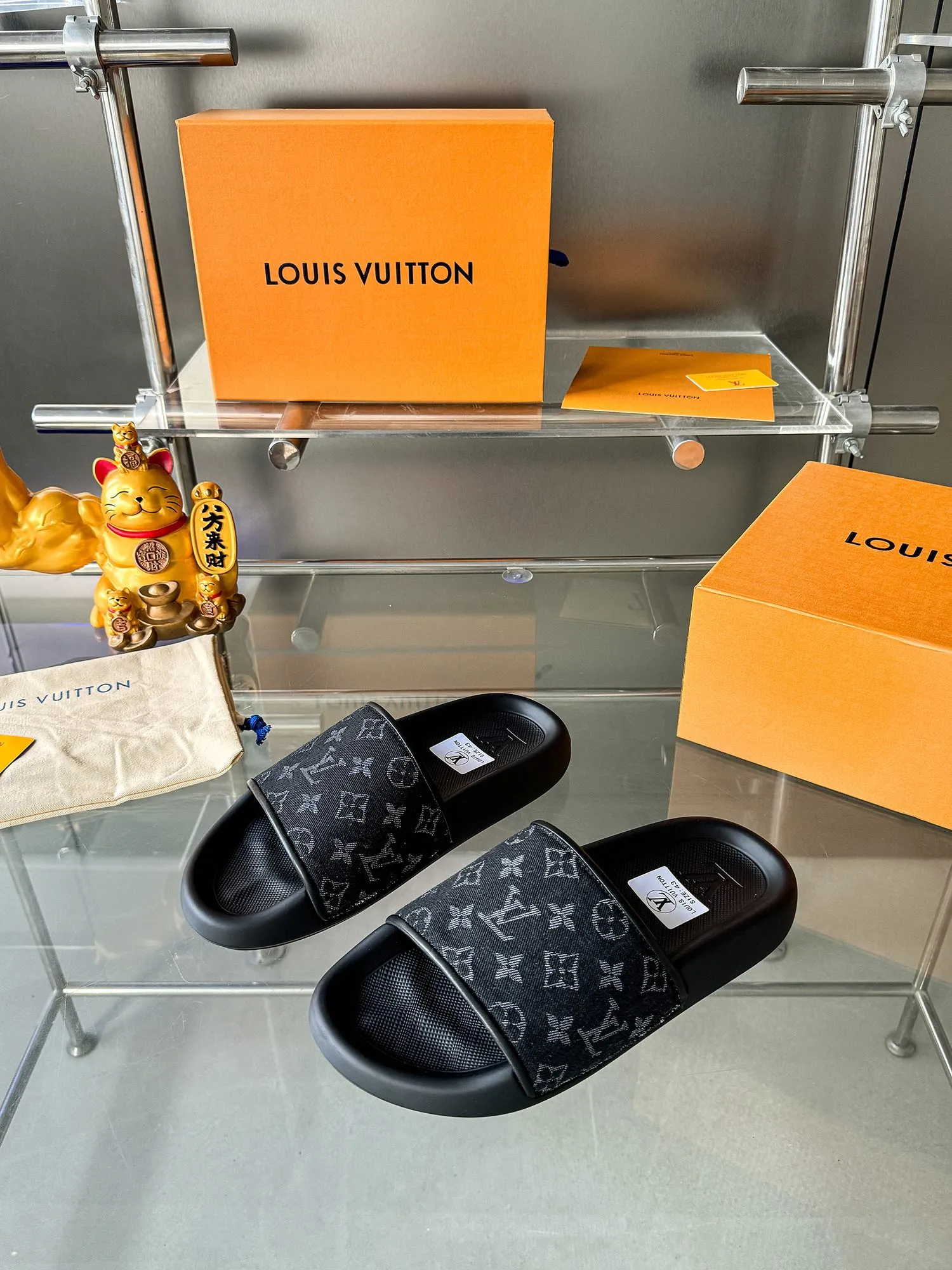 [L Home] P: 300💰 ▪️Shoe size: Women's 35-40 Men's 38-46▪️Packaging: Counter top quality~original packaging Louis Vuitton lv couple's monogram embossed slippers This season, Waterfront sandals return with a new look, and the upper buckle is embossed with Louis Vuitton's iconic Monogram pattern. Made of waterproof rubber with a comfortable and resilient insole. The lightweight, flexible outsole is embossed with the Louis Vuitton logo. Exquisitely packaged at the delivery counter 🛍📦 ▪️Fabric: Original molded rubber foam ▪️Sole: Original molded rubber foam outsole ▪️Sole thickness: 3CM.